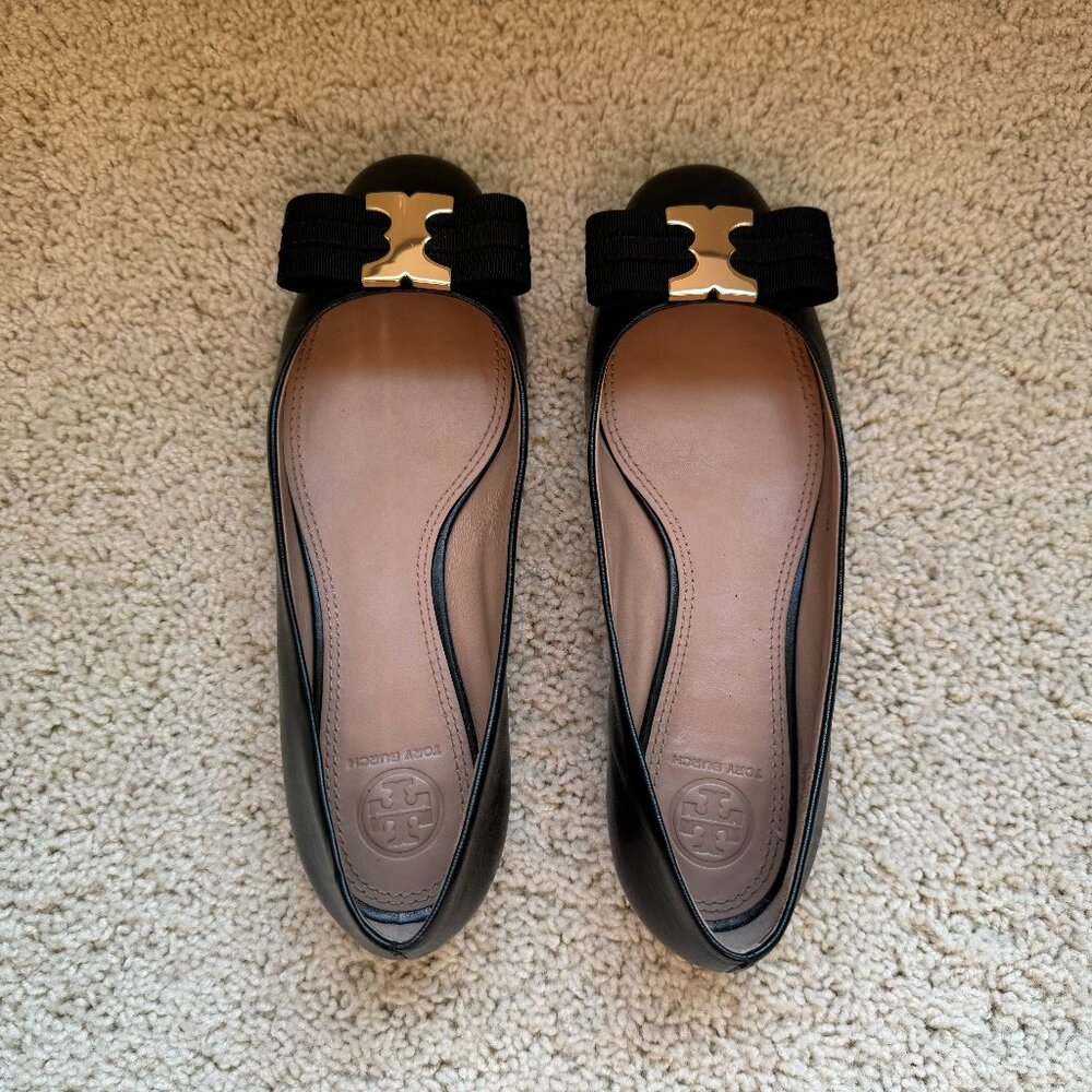 Tory Burch black Gemini Link Bow flat shoes Size 6.5 Gold. T slightly worn
